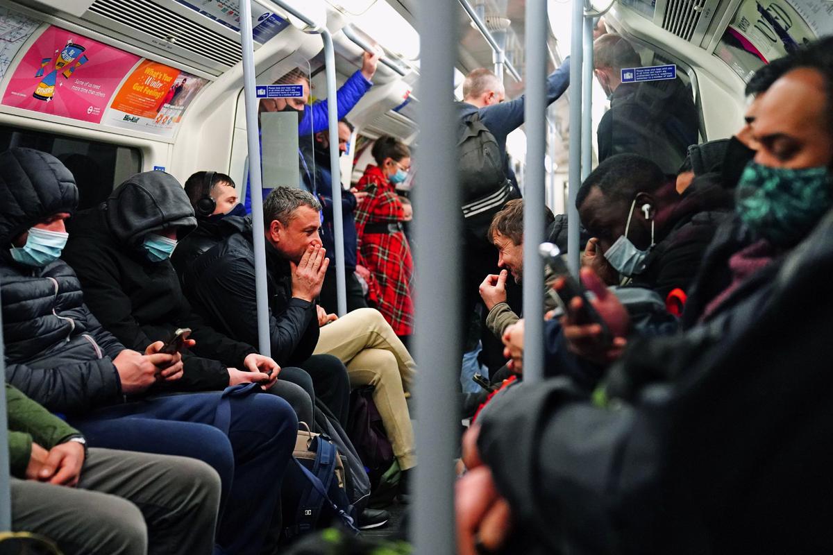 Пассажиры лондонского метро в час пик, 20 декабря 2021 года. Фото: Victoria Jones / PA Images via Getty Images