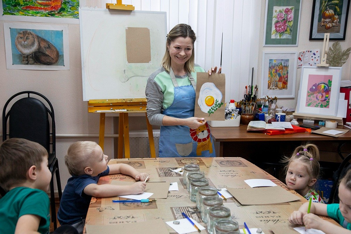 Ирина Мурашева занимается с детьми в студии рисования. Фото: Алексей Душутин / «Новая газета»