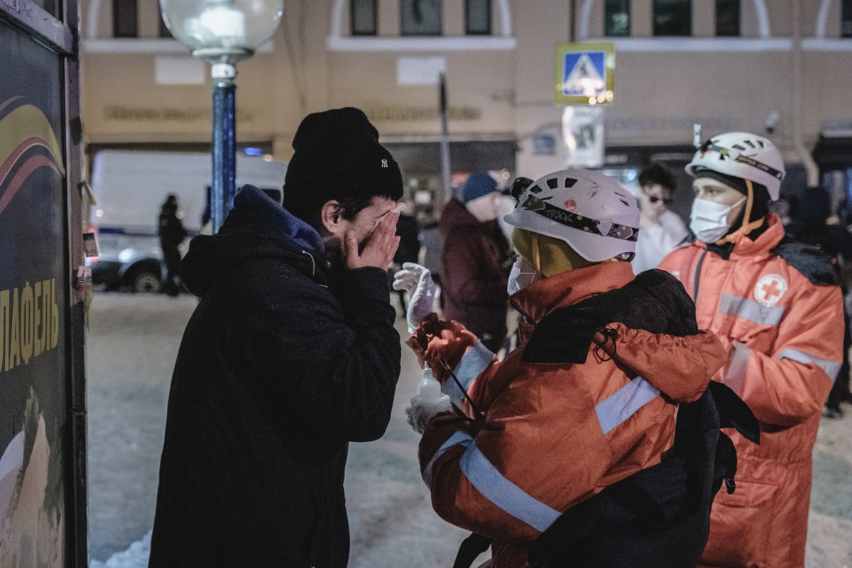 Мужчина с травмой глаза на Думской получает первую помощь. Фото: Артем Лешко, специально для «Новой газеты»