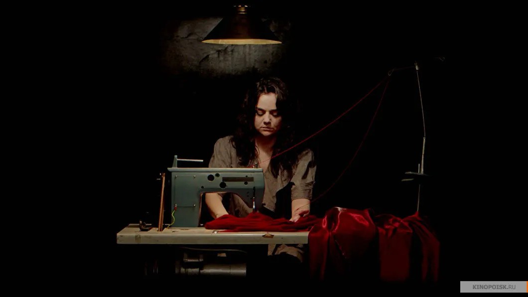 Кадр из фильма «Маленькое красное платье». Kinopoisk.ru