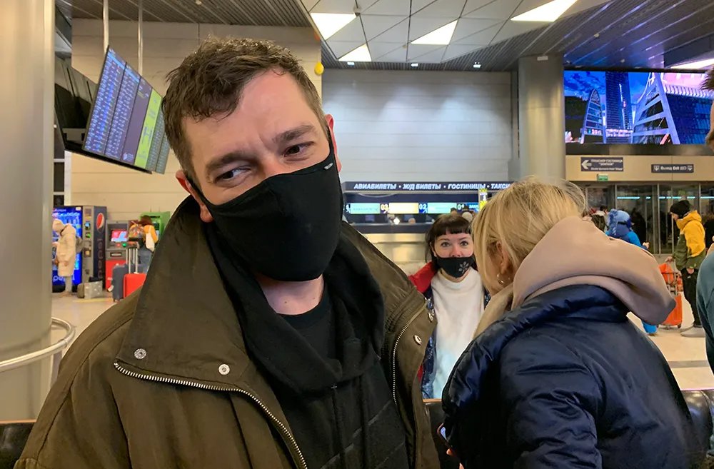 Олег Навальный встречает брата в аэропорту Внуково. Фото: «Новая газета»