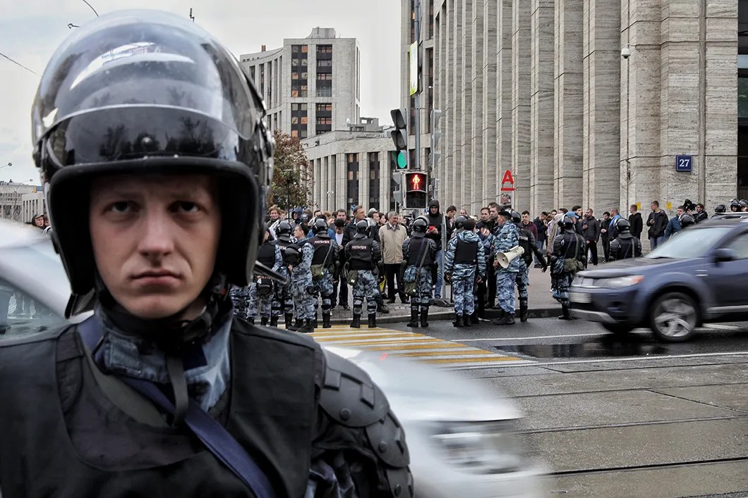 Сотрудник полиции в оцеплении на Проспекте Сахарова. Фото: Влад Докшин / «Новая газета»