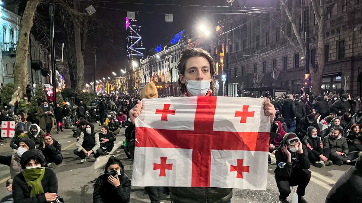 Участники акции против законопроекта об иноагентах на проспекте Руставели, Тбилиси, 9 марта 2023 г. Фото: Михаил Егиков / ТАСС