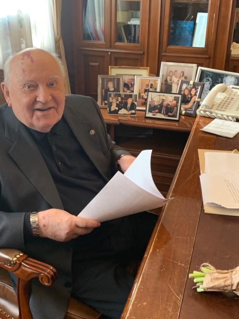 Михаил Горбачев в своем кабинете. Фото: из архива «Новой газеты»