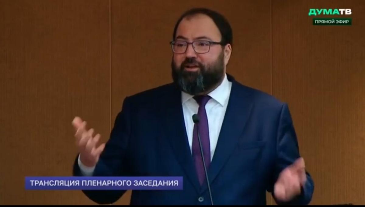 Максут Шадаев агитирует депутатов голосовать за поправки о штрафах для россиян. Кадр из трансляции