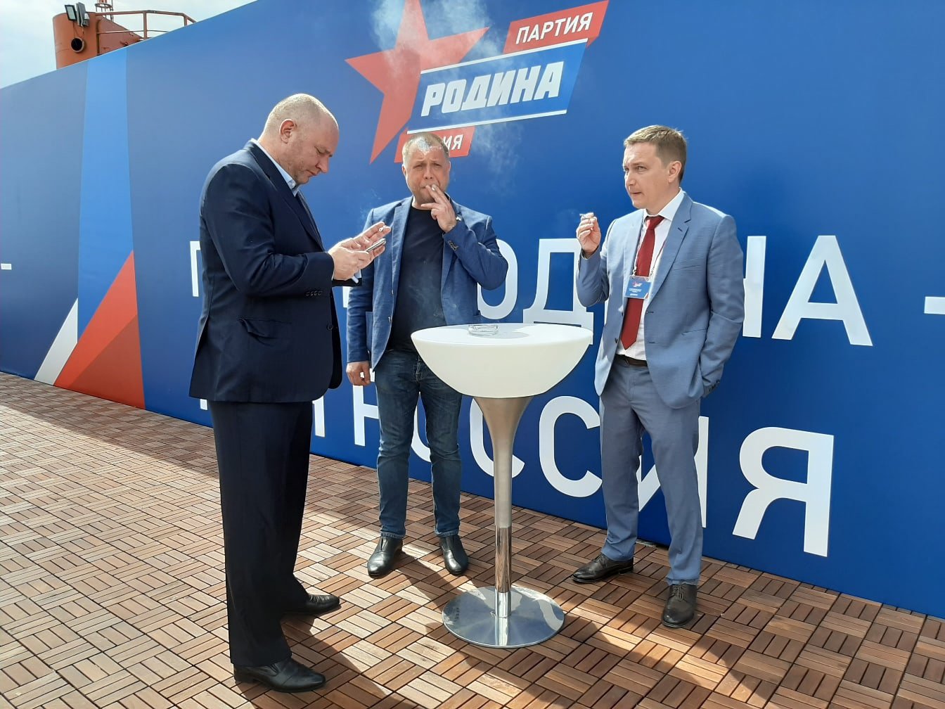 Александр Бородай (в центре) на съезде СДД и партии «Родина». Фото: Вконтакте