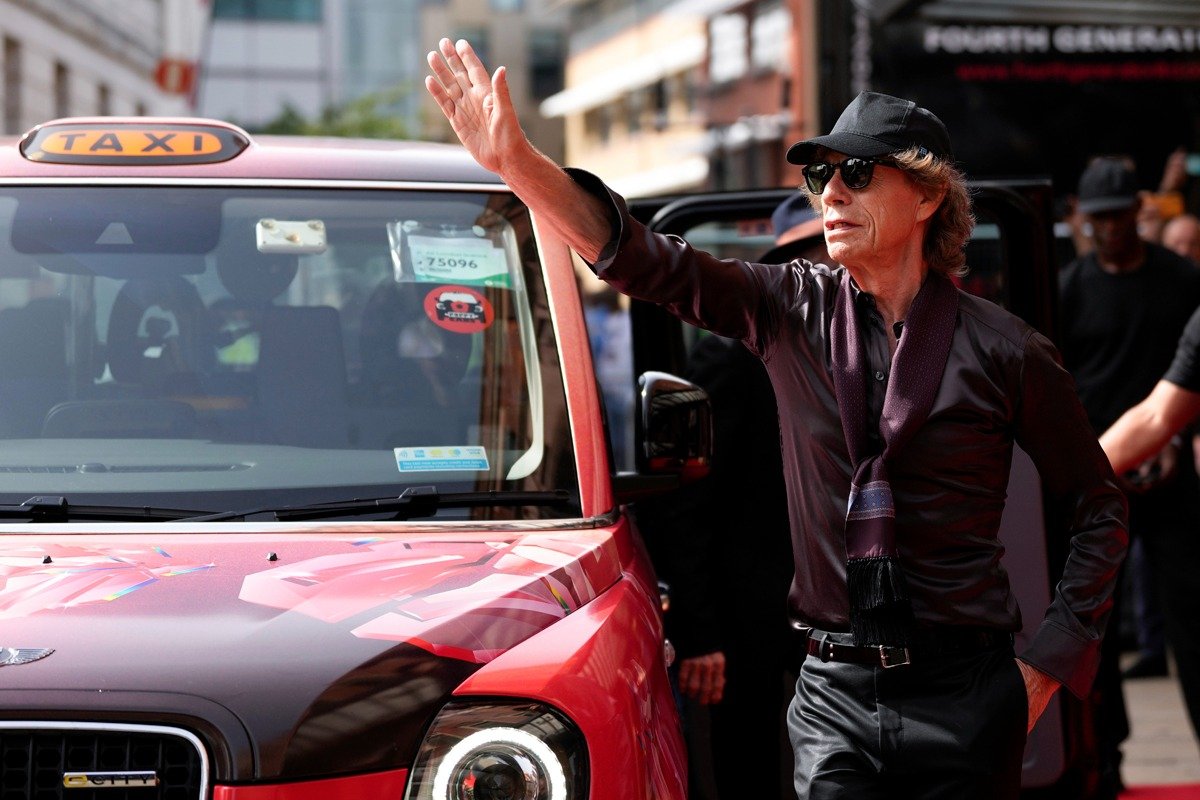 Лондон. Вокалист группы The Rolling Stones Мик Джаггер у театра Hackney Empire. Фото: AP/TASS
