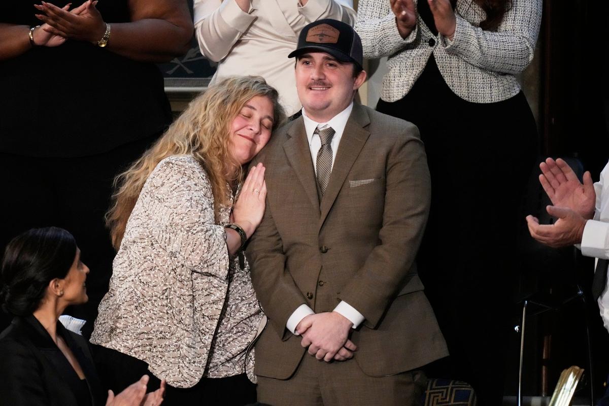 Сержант Эндрю Вулф со своей матерью Мелоди. Фото: AP / TASS