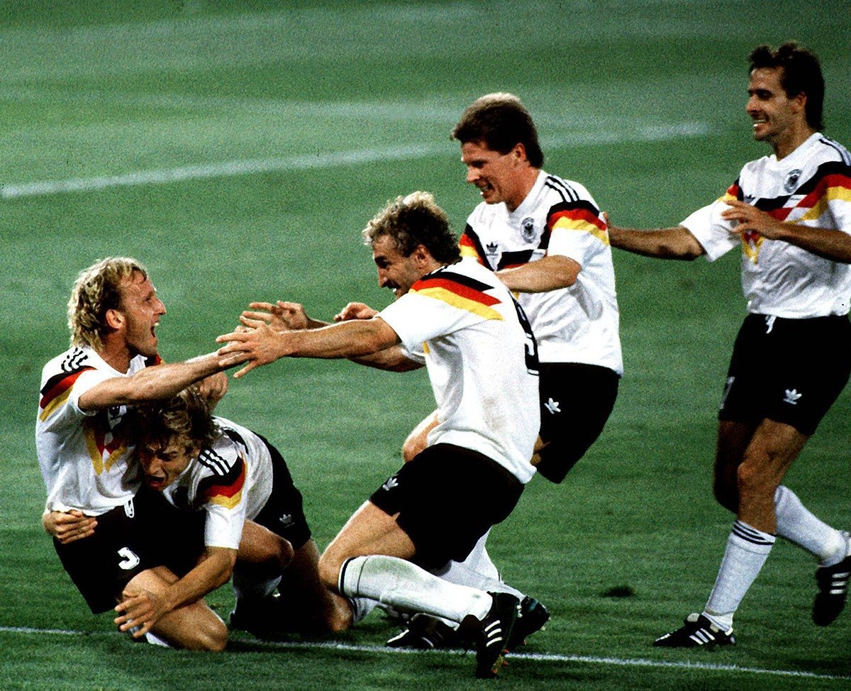 Андреас Бреме (слева) после золотого гола на Чемпионате мира по футболу 1990 года. Фото: imago images / WEREK