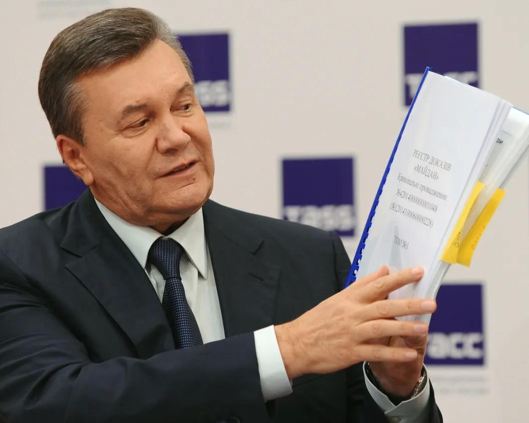 Янукович демонстрирует «Реестр доказательств "Майдан"». Фото: РИА Новости