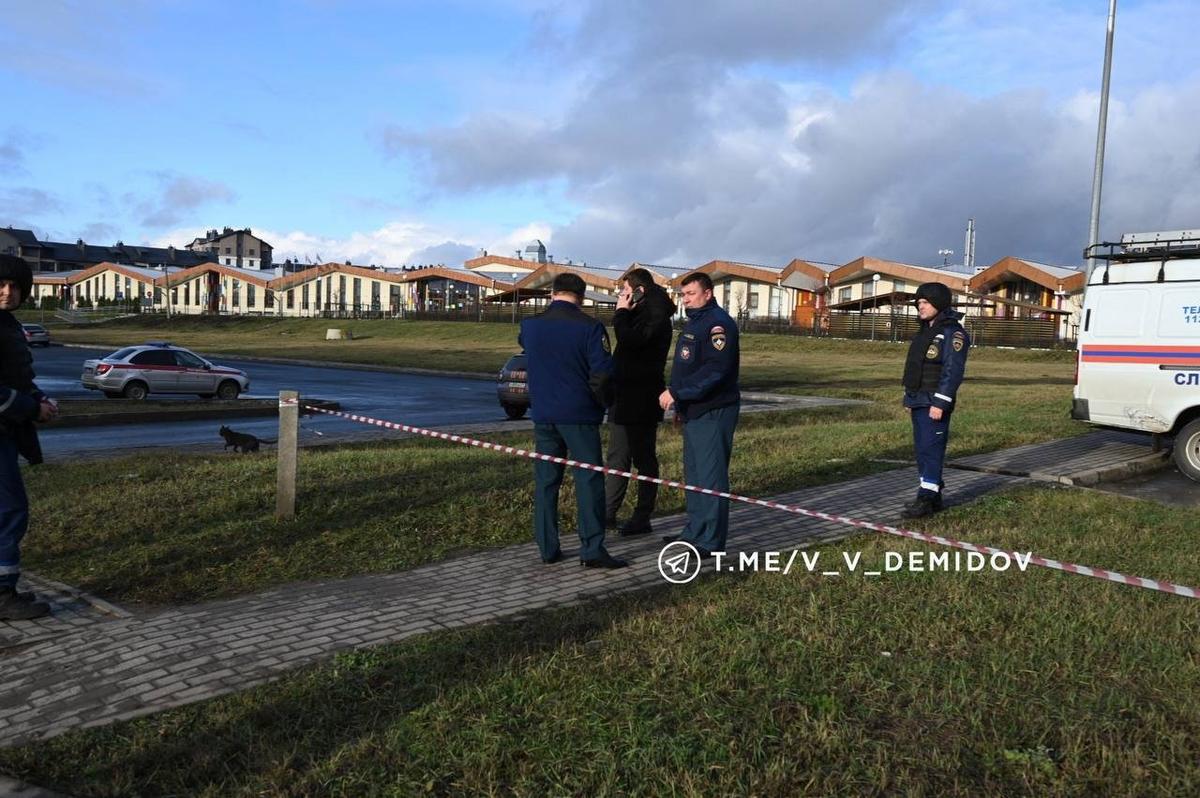 Место падения боеприпаса. Комплекс зданий с коричневой крышей — детсад. Фото: телеграм-канал мэрии