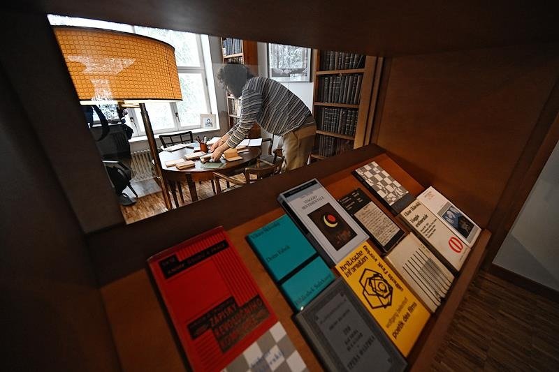 Церемония открытия Музейного дома «Первая дача», посвященного истории городка писателей, в отреставрированном Коттедже № 1 на территории Дома творчества «Переделкино». Первая выставка музейного проекта «Ход коня», посвященная писателю, литературоведу Виктору Шкловскому. Фото: Игорь Иванко / Коммерсантъ