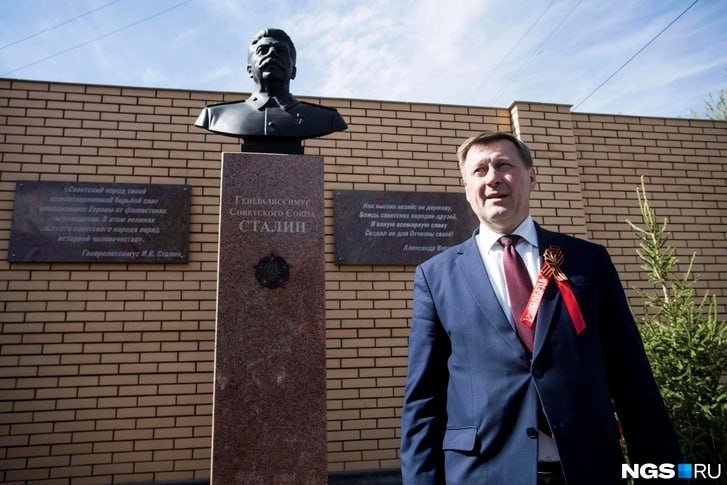 Анатолий Локоть на фоне памятника Сталину. Фото: Александр Ощепков / NGS.ru