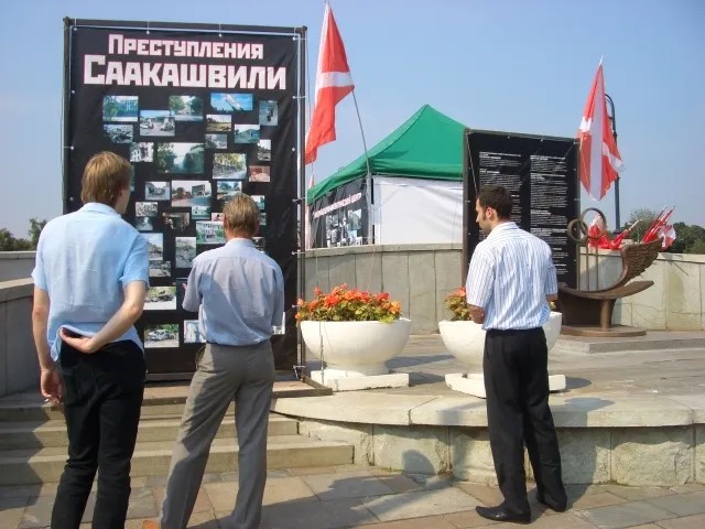 Москва, август 2008 года. На Лужковом мосту выставлена информационная композиция «Преступления Саакашвили». Фото: Мария Деркунская / ТАСС