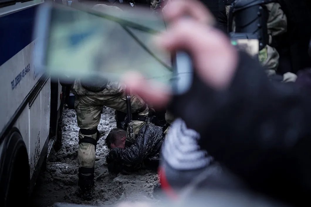 Жесткое задержание на Краснопрудной улице. Фото: Влад Докшин / «Новая газета»
