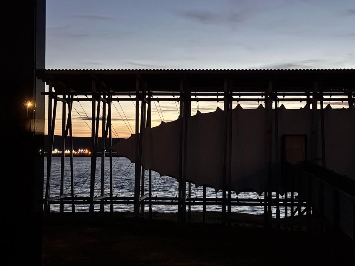 Галерея памяти казненных на берегу моря. Фото: Татьяна Брицкая / «Новая газета»