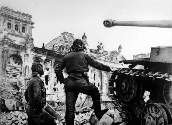 Берлин, май 1945 года. Танк Георгия Габруся в числе первых подошел к Рейхстагу и вел бой за его взятие