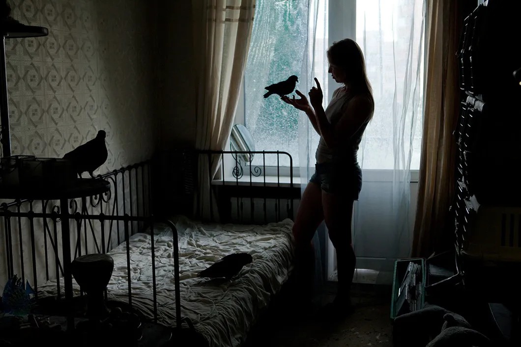 Мария с голубями в своей комнате. Фото Елена Лукьянова / «Новая газета»