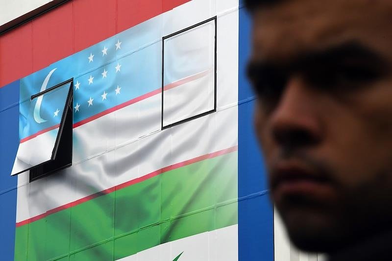 Facade with the colors of the flag of Uzbekistan. Photo: Anatoly Zhdanov / Kommersant