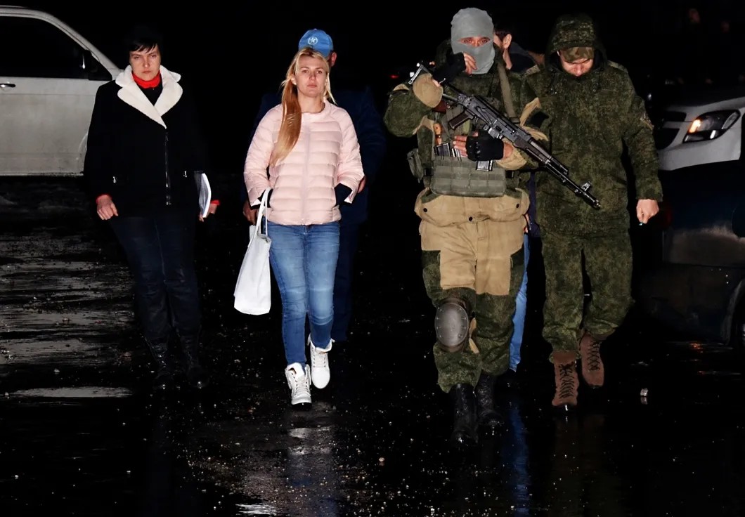 Надежда Савченко (крайняя слева) с неофициальным визитом ДНР готовится посетить колонию в Макеевке. Фото: РИА Новости
