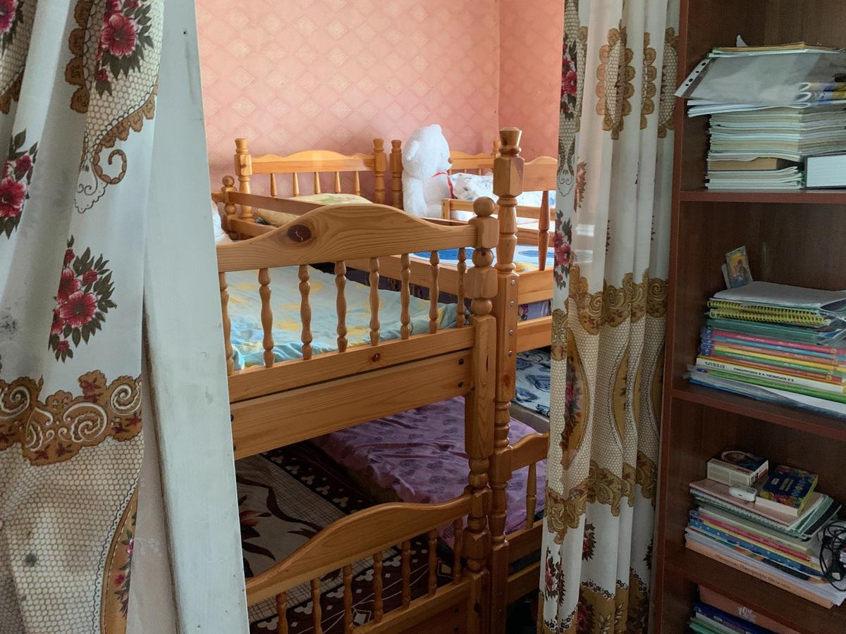 Три кровати наверху, три кровати внизу. Фото: Татьяна Васильчук / «Новая газета»