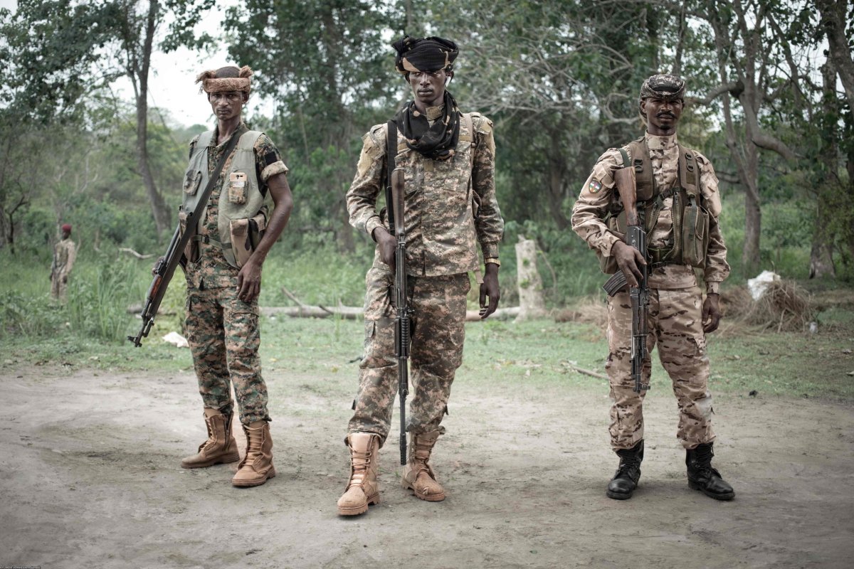 Боевики из военного лагеря близ Бомбари. Группировка, позиционирующая себя как «миротворческая», периодически осуществляет вооруженные нападения на город. Фото: FLORENT VERGNES / AFP / East News
