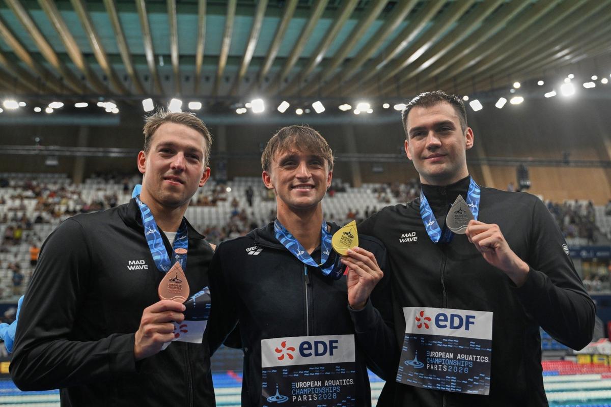 Франция. Сен-Дени. Чемпионат Европы по водным видам спорта 2026. Климент Колесников (Россия, серебро), Мирослав Кнедла (Чехия, золото) и Павел Самусенко (Россия, бронза) на церемонии награждения. Фото: AP / TASS