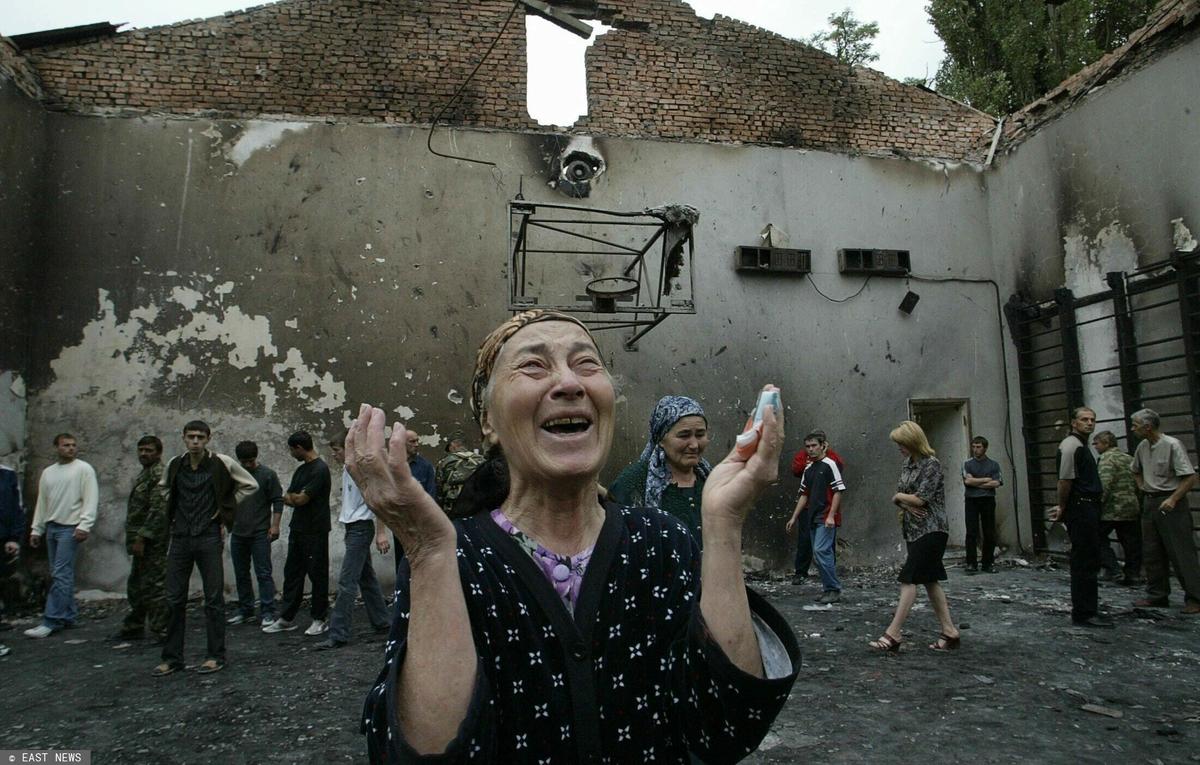 Женщина плачет на развалинах школьного спортзала в Беслане, Северная Осетия, 5 сентября 2004 года. Фото: EAST NEWS