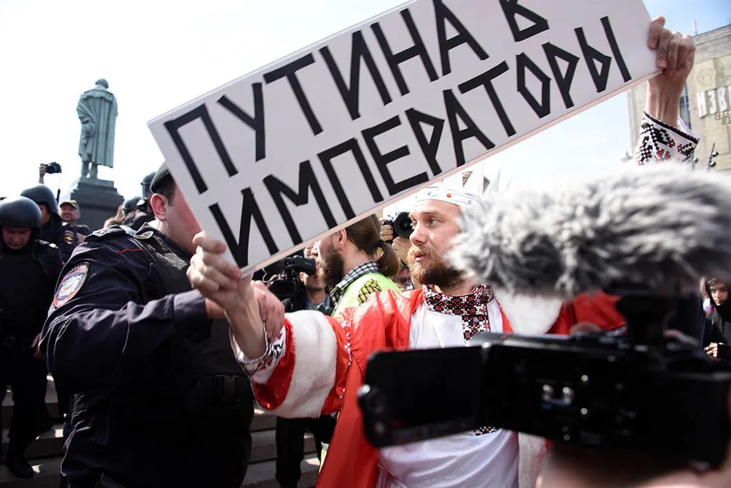 Толпа кричит «Царя задержали». Фото: Виктория Одиссонова / «Новая газета»