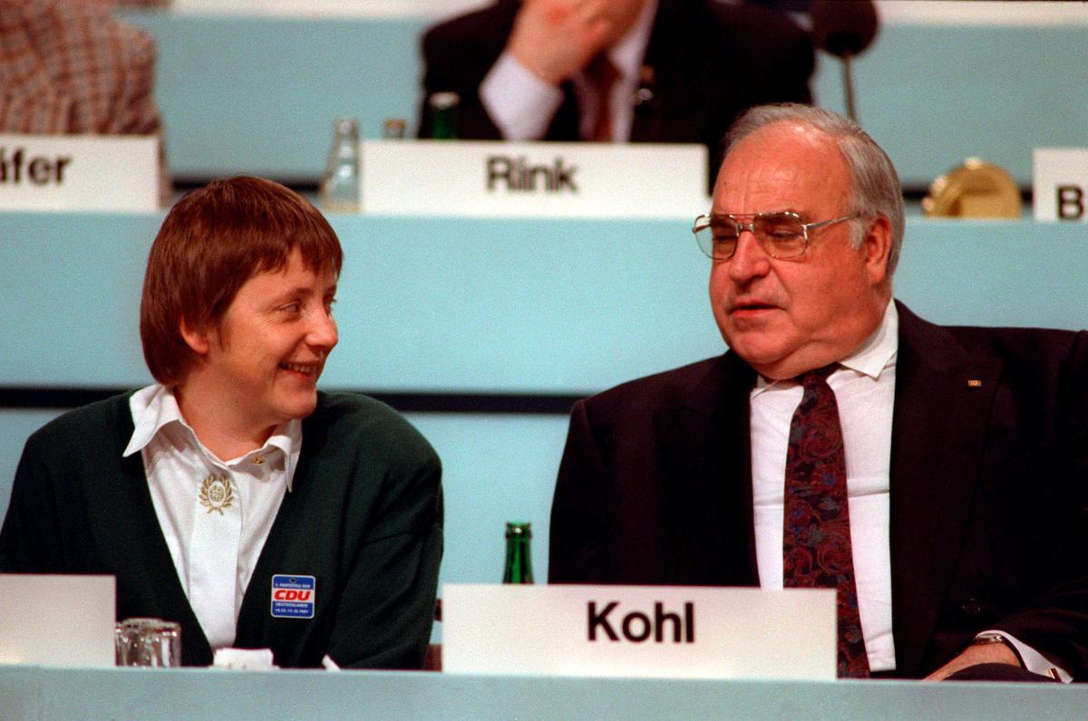 1991 год. Бывший канцлер Германии Гельмут Коль и его новоизбранный вице-канцлер Ангела Меркель. Фото: EPA-EFE
