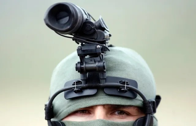 Турецкий солдат, вооруженный тепловизором. Фото: Reuters