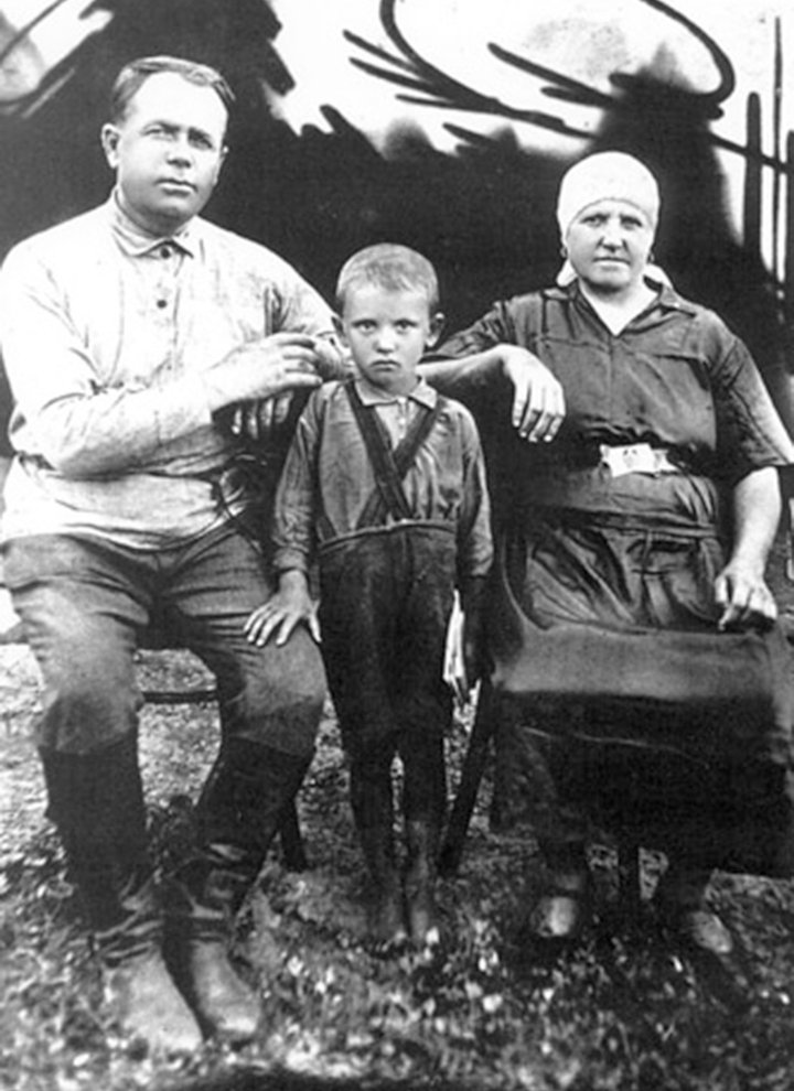 Горбачев с дедом Пантелеем и бабушкой Василисой, 1936 год. Фото: Горбачев-Фонд
