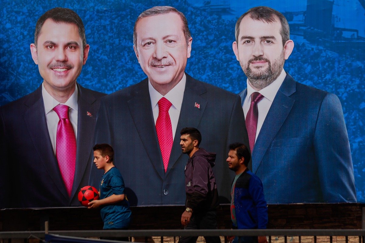 Плакат с изображением президента Турции Реджепа Эрдогана, кандидата в мэры Стамбула Мурата Курума и кандидата от муниципалитета Гунгорен Буньямина Демира. Фото: Zuma / TASS
