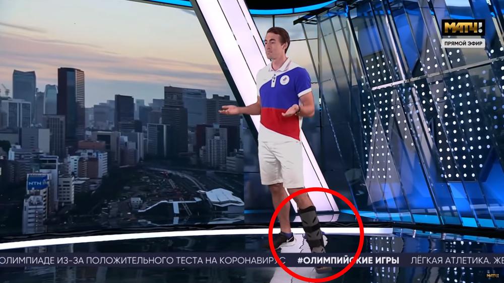Сергей Шубенков после травмы с шиной на ноге. Кадр из передачи «Матч ТВ»