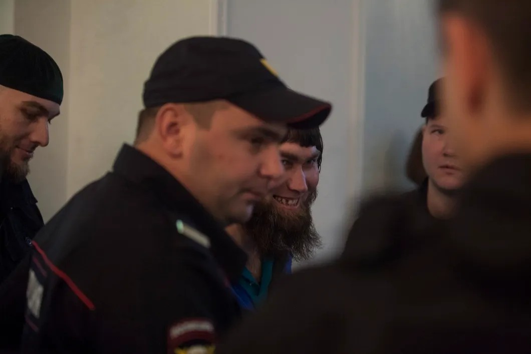 Анзора Губашева ведут в зал судебного заседания. Фото: Влад Докшин / «Новая газета»