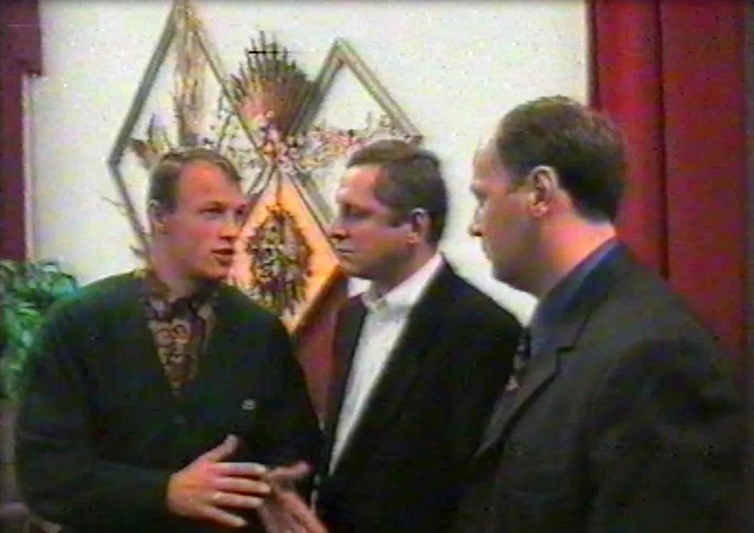 А. Живица (слева). Сентябрь 1995. Скрин видео из архива Алексея Тарасова / «Новая газета»