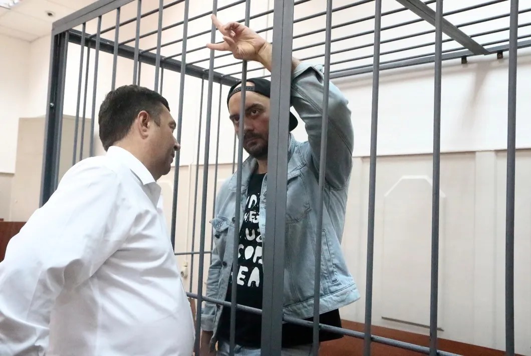 Кирилл Сереберенников за решеткой в зале суда. Фото: Светлана Виданова / «Новая газета»