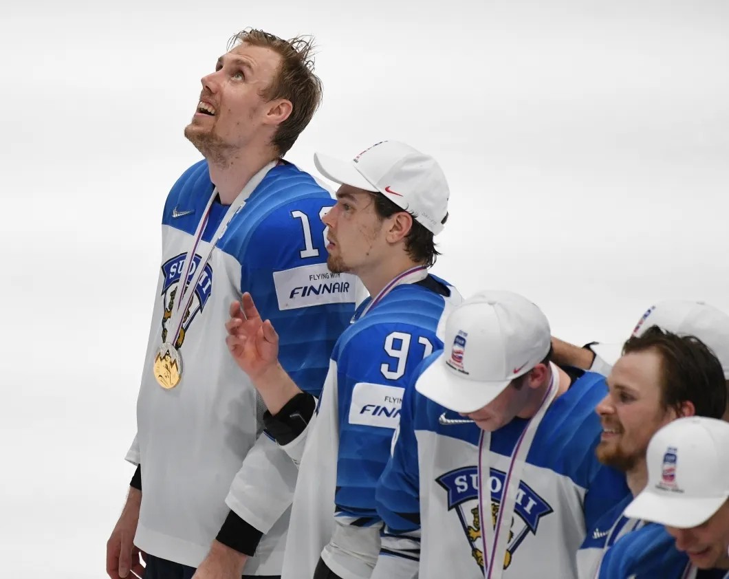 Награждение сборной Финляндии. Слева — Марко Антилла. Фото: РИА Новости