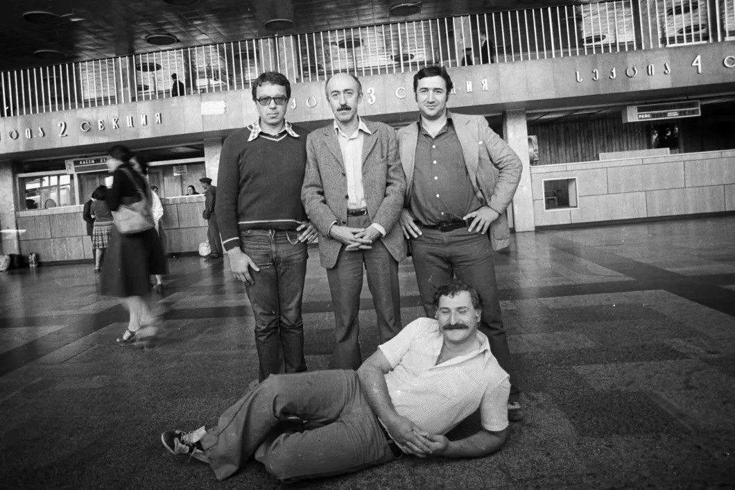 На снимке (слева направо): автор, Отар Иоселиани, Михаил Чавчавадзе. Возлежит — Георгий Харабадзе