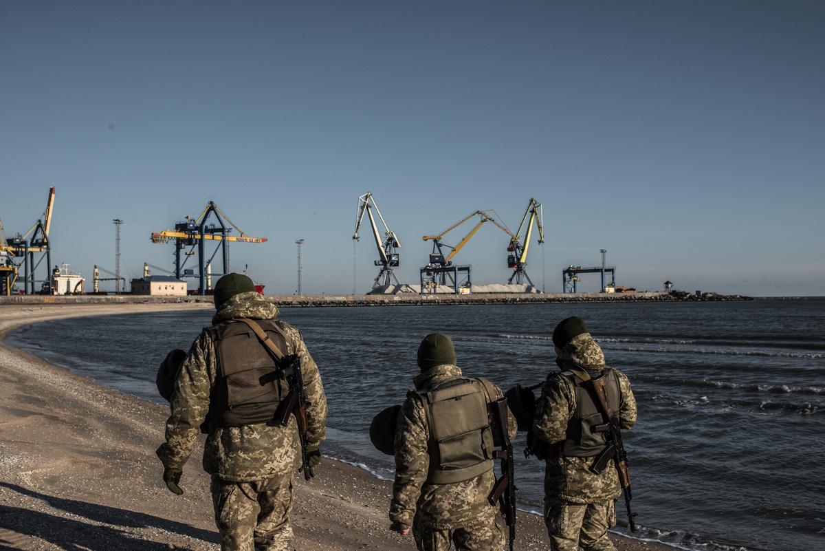 2018 год. Украинcкие пограничники патрулируют побережье Азовского моря возле Мариупольского порта. Фото: Getty Images