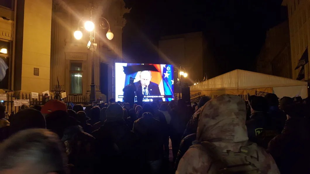 «Если Зеленский сдаст страну Путину, мы не уйдем» — настроения ночного митинга в Киеве. Фото: «Громадское»