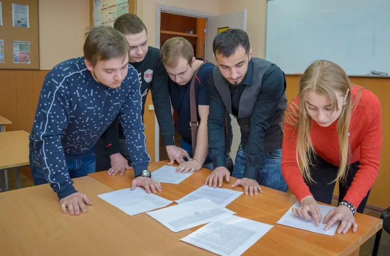 Студенты изучают «экстремистские» тексты. Фото — пресс-служба УМВД России по Мурманской области