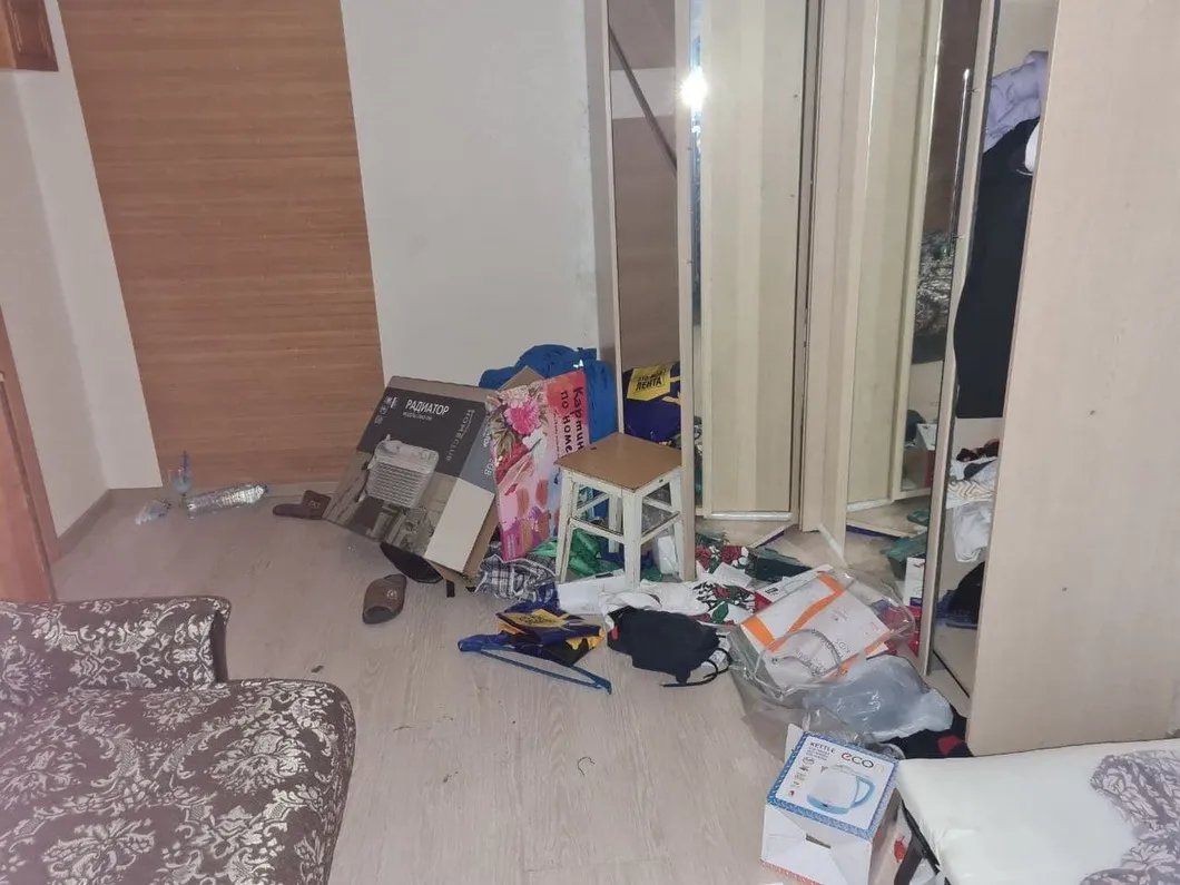 Разгром в квартире, где задержали Магомадова и Исаева. Фото предоставлено «Российской ЛГБТ-сетью»