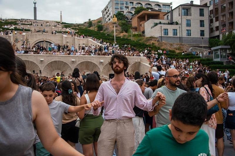 Традиционные уроки танцев по пятницам на Каскаде. Ереван. Фото: Александр Чернышевский / Коммерсантъ