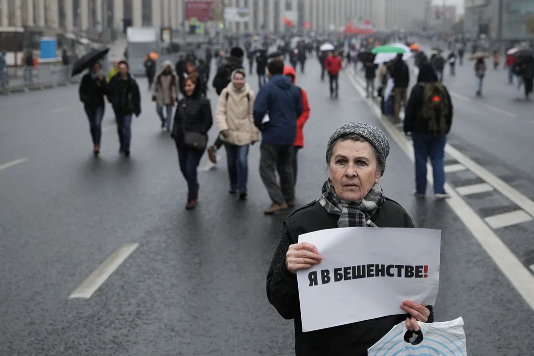 Участница митинга «Отпускай» на проспекте Сахарова незадолго до начала. Фото: Влад Докшин / «Новая газета»