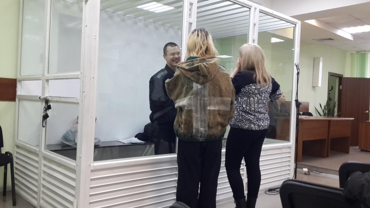 Никита Уваров. Спиной Максим и Татьяна. Советский райсуд, 12 марта. Фото: архив