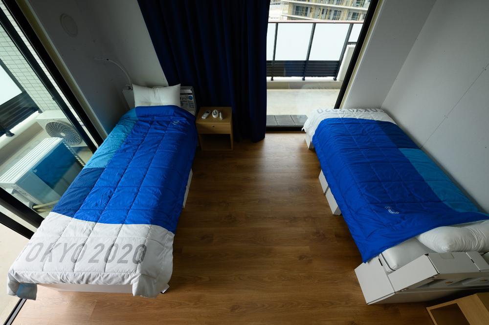 Обстановка в комнате для спортсменов. Кровати сделаны из перерабатываемых картонных ящиков. Фото: ЕРА