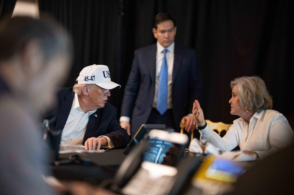 Палм-Бич. Дональд Трамп, глава администрации Белого дома Сьюзи Уайлз, госсекретарь Марко Рубио после начала операции «Эпическая ярость». Фото: Zuma / TASS