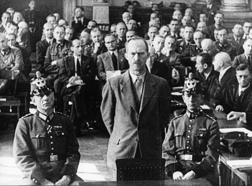 Пауль фон Хазе (24.07.1885–08.08.1944) перед судьями Народной судебной палаты. Фото: 7dnevno.hr