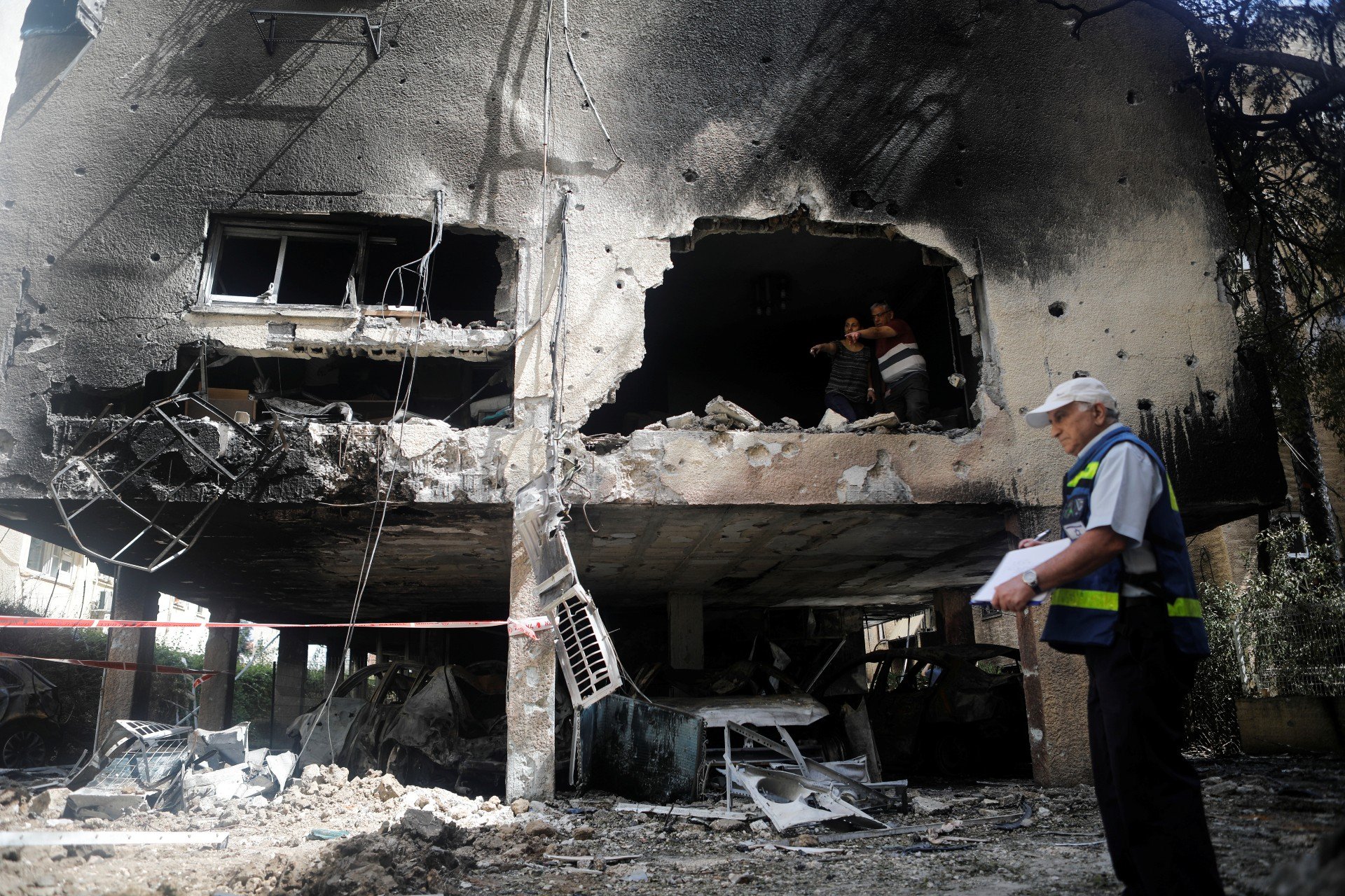 Разрушенный палестинской ракетой дом в Петах-Тикве. Фото: Reuters